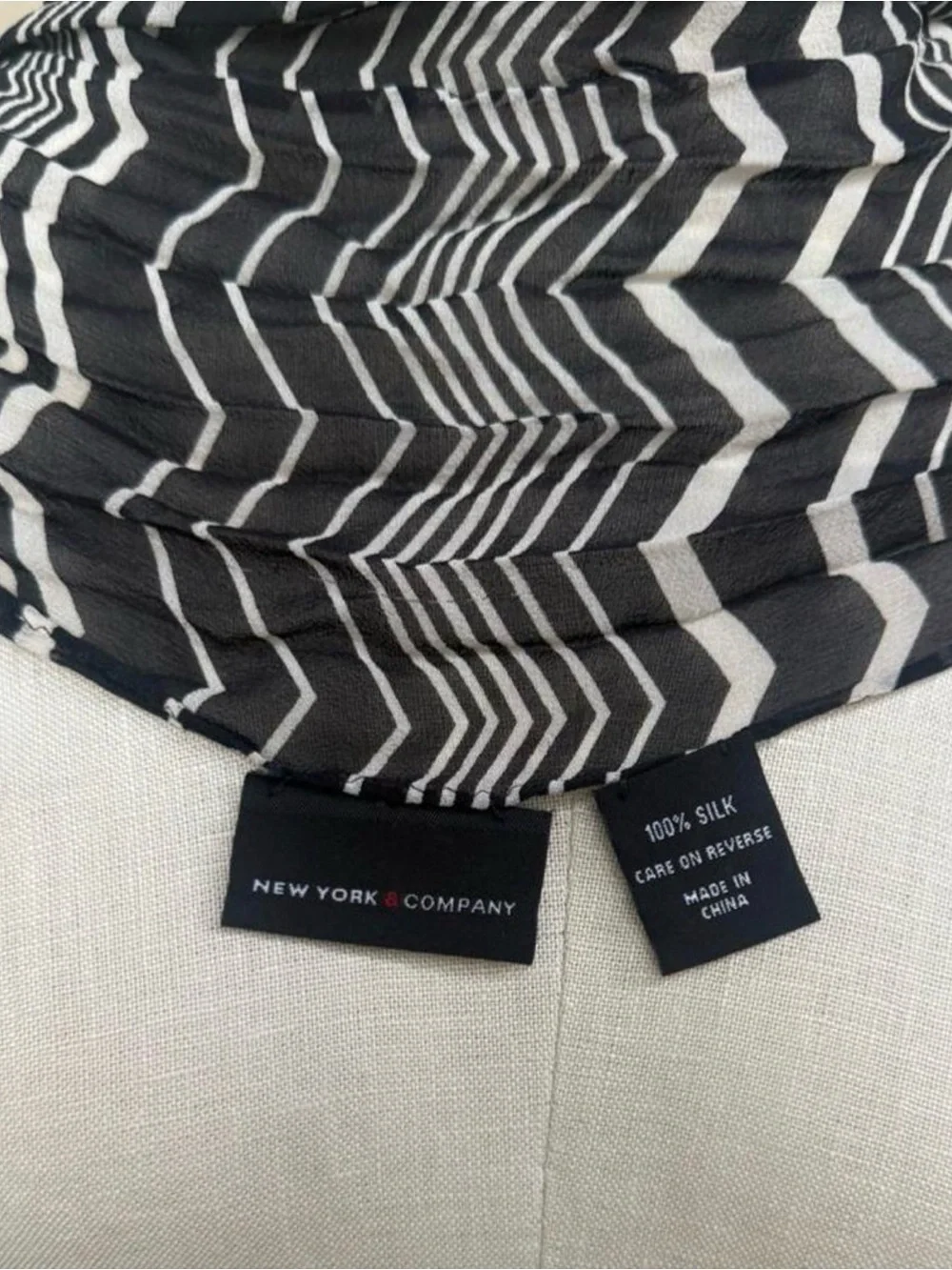 100% Silk black & white zigzag pattern long rectangular scarf New York & Company